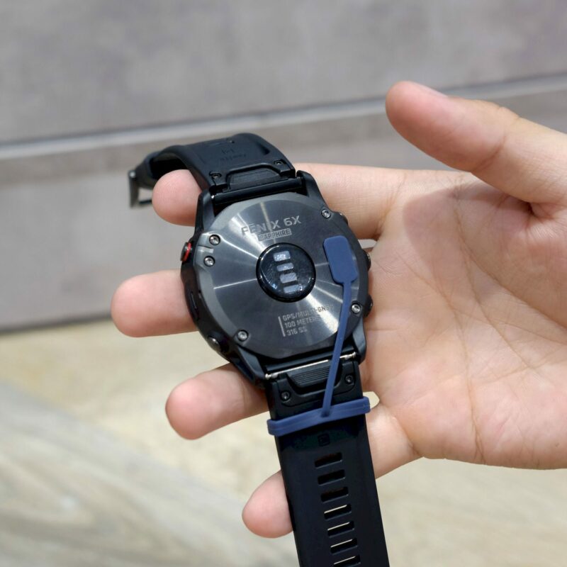 nut bit chan sac dong ho garmin kem day giu 2