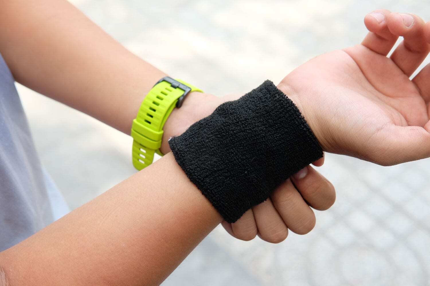 bang co tay tham mo hoi9 Băng cổ tay thể thao thấm mồ hôi YGP Wrist Band (1 Cặp) - YCB.vn