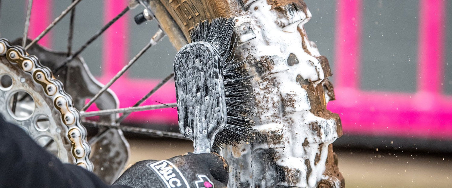 ban chai vo xe lip Tyre Cassette Brush 6 Bàn chải mềm vệ sinh vỏ xe và líp Muc-off Tyre & Cassette Brush - YCB.vn