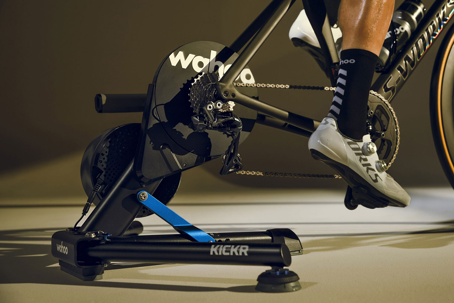 wahoo kickr smart trainer 3 Thiết bị tập luyện đạp xe Wahoo KICKR Smart 2020 - YCB.vn