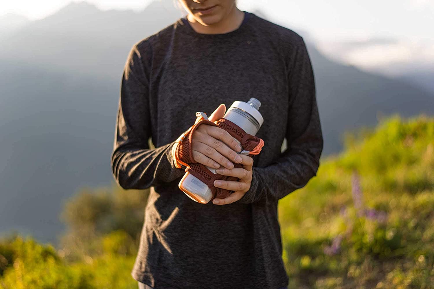 Túi gắn bình nước cầm tay Camelbak Quick Grip Chill 17oz (kèm bình nước 500ml) - Đỏ Trắng 1 tui gan binh nuoc cam tay camelbak quick grip chill 10 Túi gắn bình nước cầm tay Camelbak Quick Grip Chill 17oz (kèm bình nước 500ml) - Đỏ Trắng - YCB.vn