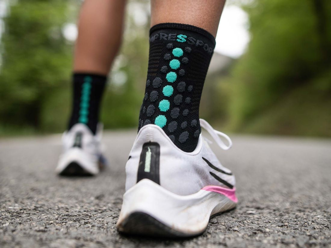 vo compressport pro racing socks black ediotion run high 1 Vớ chạy bộ Compressport Pro Racing Socks V3.0 Run High - Black Edition - YCB.vn