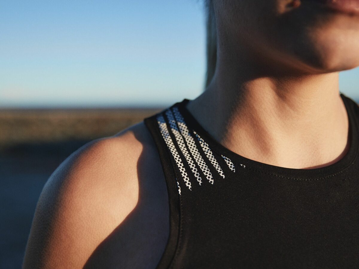 compressport performance singlet w black 2 Áo nữ chạy bộ ba lỗ Compressport Performance Singlet - YCB.vn