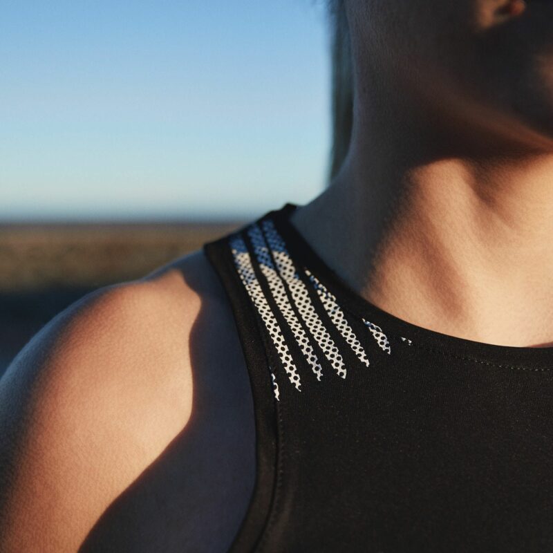 compressport performance-singlet-w-black (2)