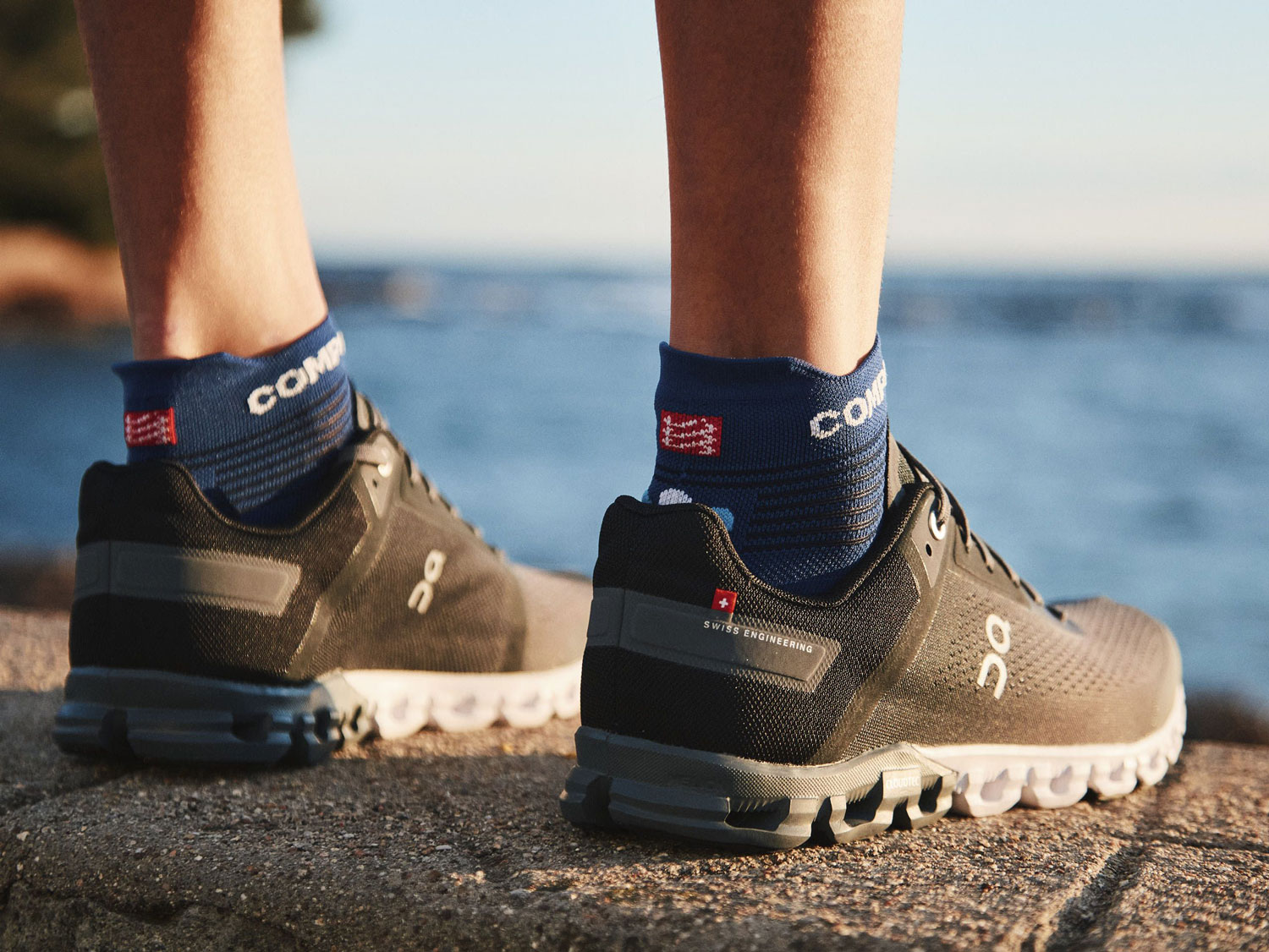compressport pro racing socks v4 blue 4 Vớ chạy bộ Compressport Pro Racing Socks V4.0 - Run Low - YCB.vn