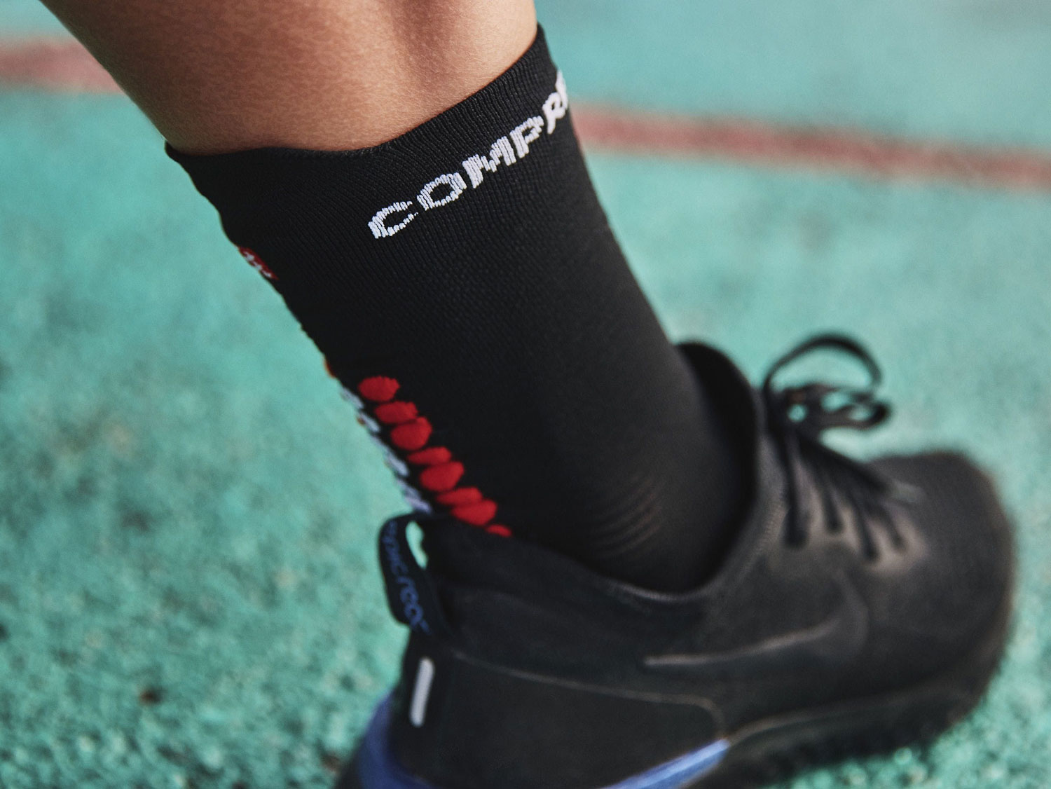 Vớ chạy bộ Compressport Pro Racing Socks V4.0 - Run High 1 vo compressport pro racing socks v4 run high black red 5 Vớ chạy bộ Compressport Pro Racing Socks V4.0 - Run High - YCB.vn