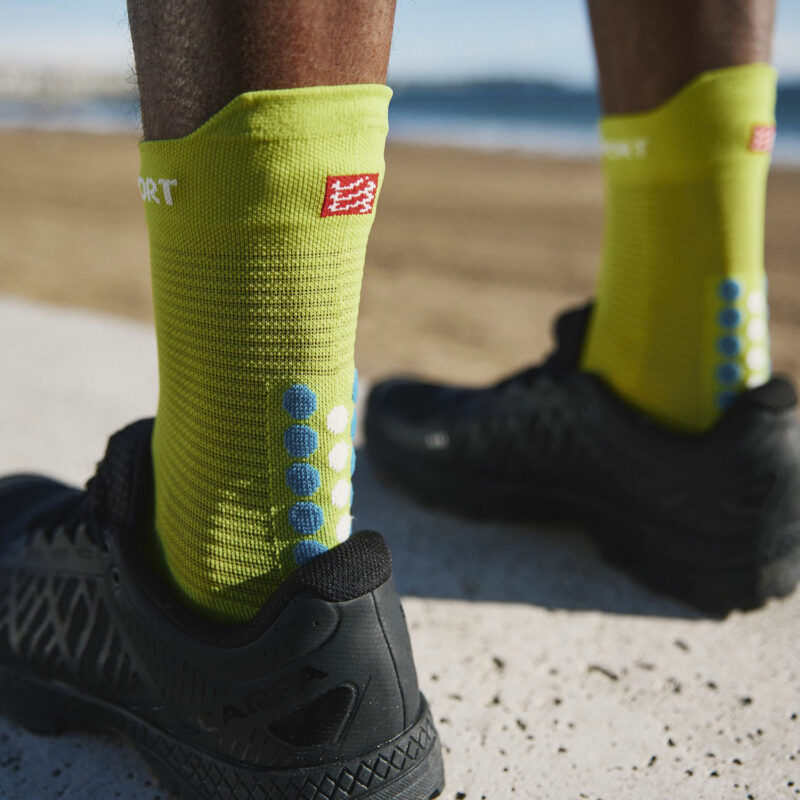 vo_compressport_pro_racing_socks_v4_run_high_primerose_2