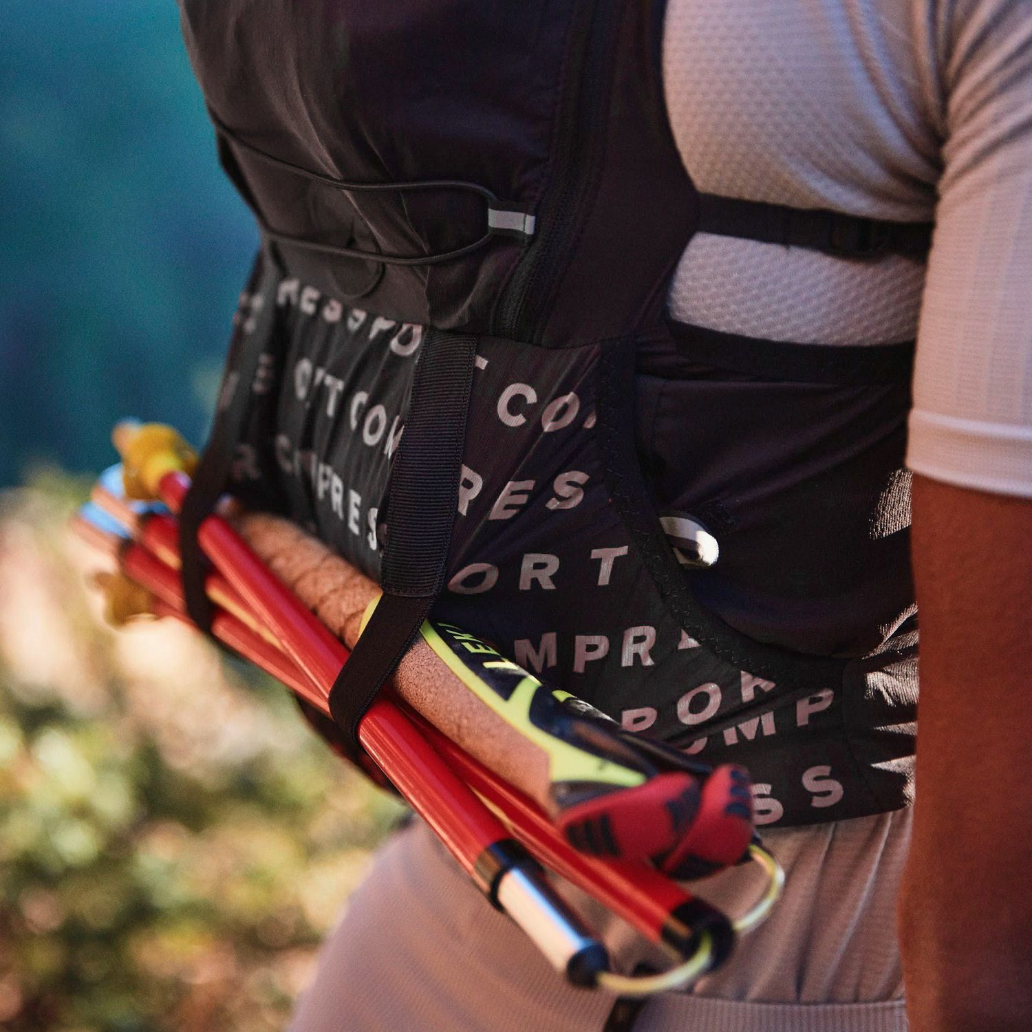 Vest nuoc chay trail UltRun S Pack Evo 15 Black 8 Vest nước chạy trail Compressport Ultra S Pack Evo 15L (kèm 2 bình dẻo 500ml) - YCB.vn