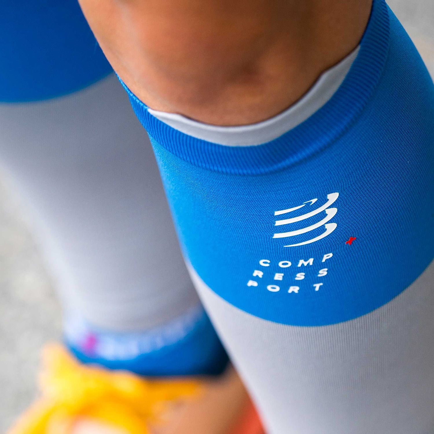bo bap chan compressport r2v2 light blue light grey3 Đồ nghề chạy trail - YCB.vn