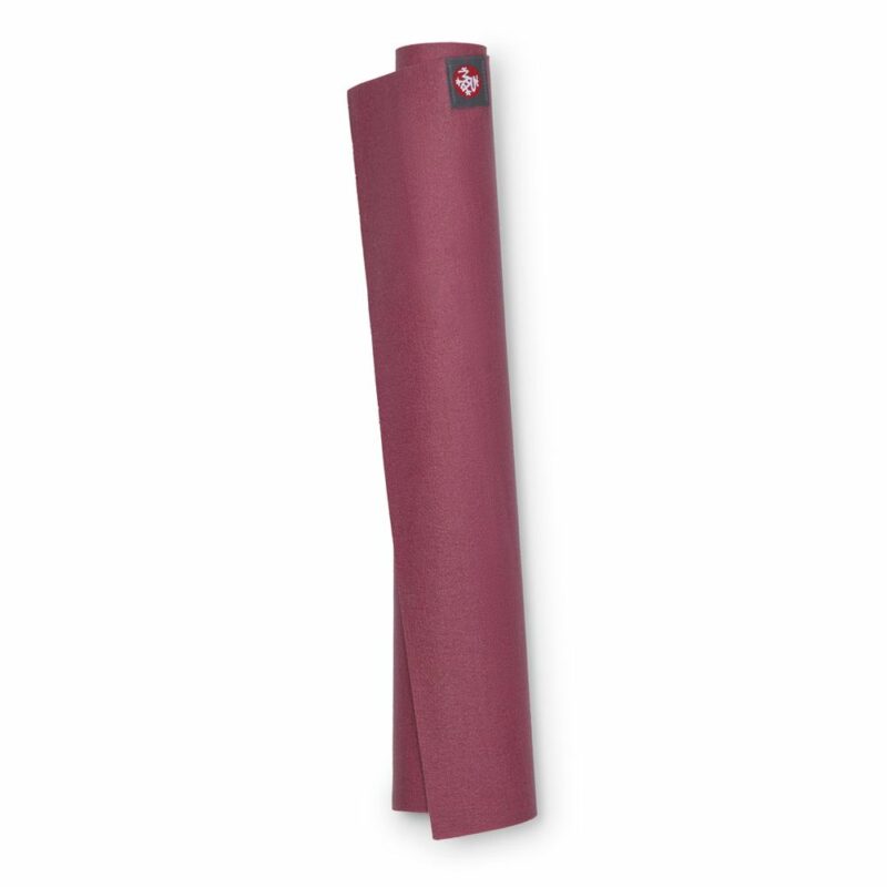 tham-Manduka -eKO-Superlite-Travel-Yoga-Mat-1.5mm-ElderberryDip (2)