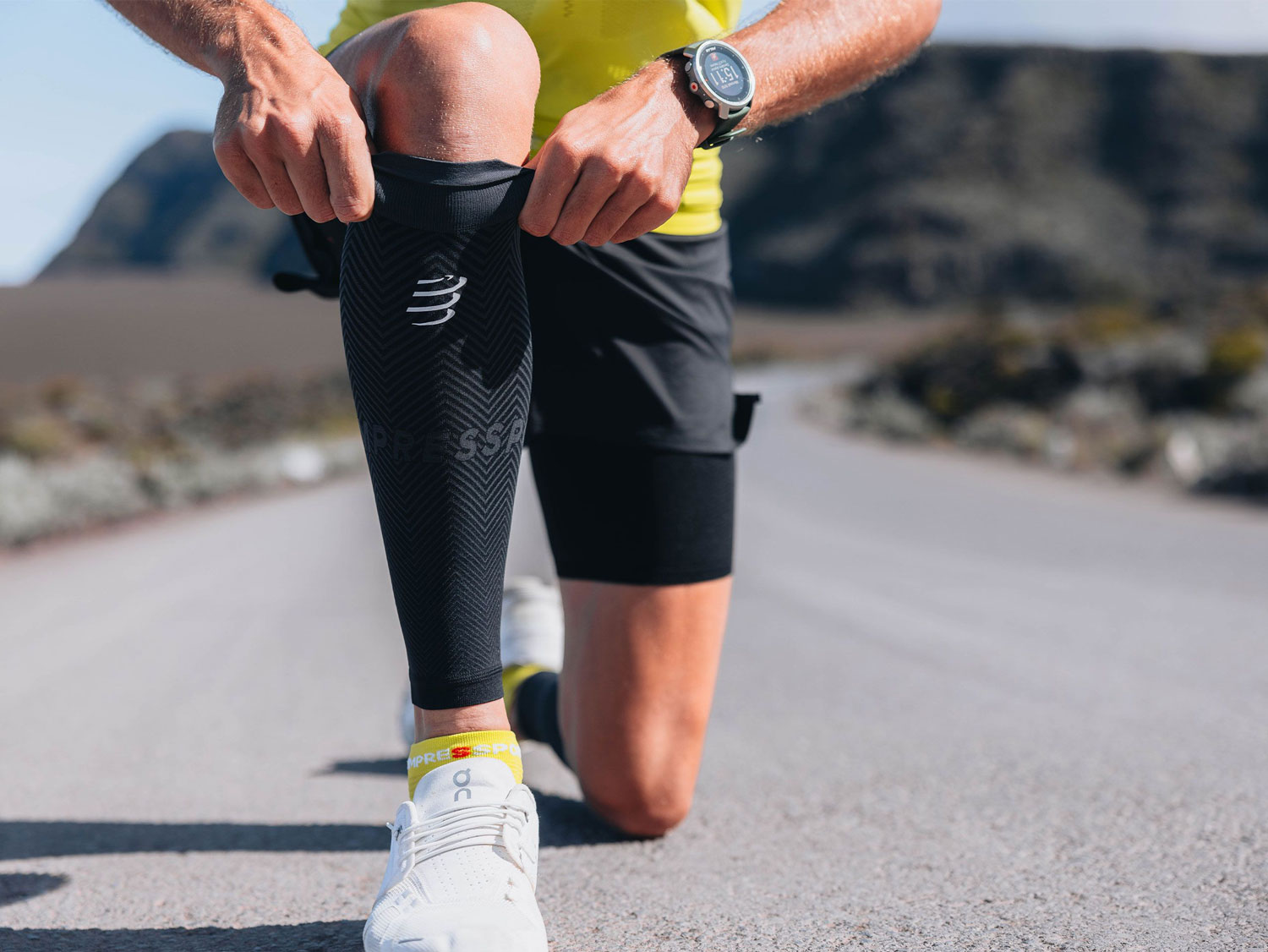 Bó Bắp Chân cao cấp COMPRESSPORT R2 Oxygen Calf Sleeves 2023 1 R2 Oxygen BLACK STEEL GREY 4 Bó Bắp Chân cao cấp COMPRESSPORT R2 Oxygen Calf Sleeves 2023 - YCB.vn