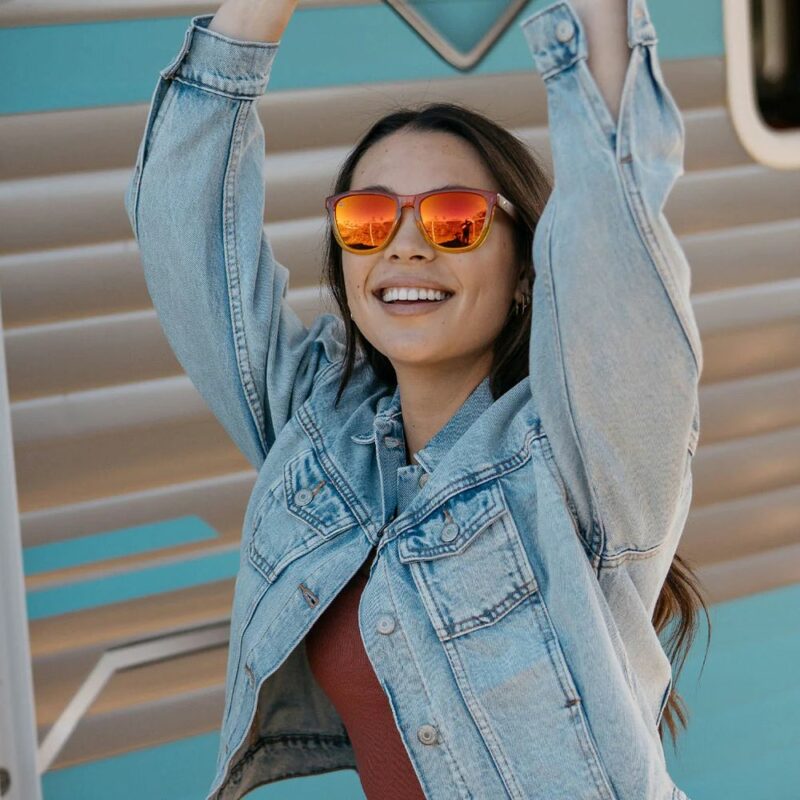 kinh-mat-chay-bo-Knockaround-Premiums-Firewood-Frames-Polarized-Red-Sunset-Lenses (5)