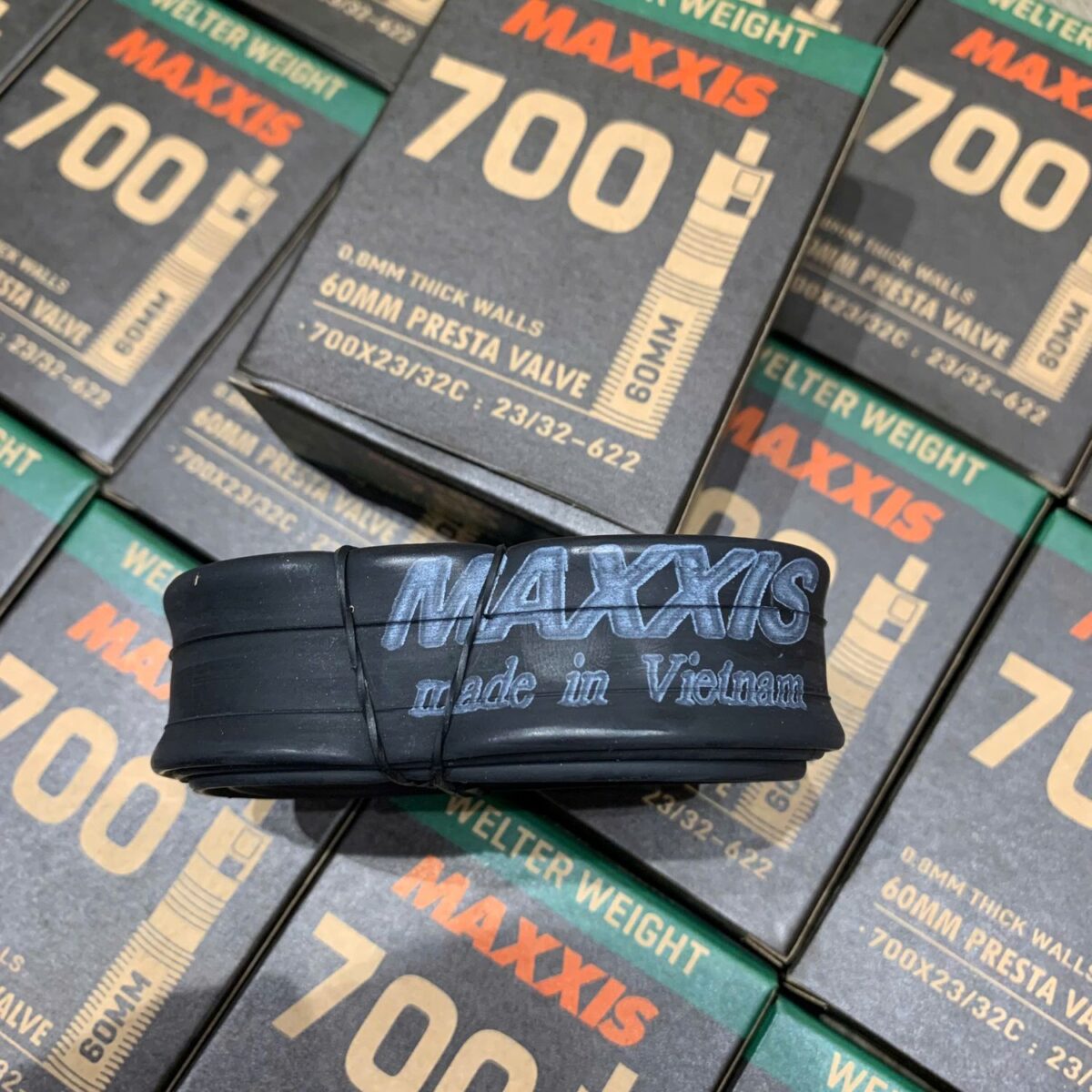 Ruột xe đạp Maxxis Welter Weight 700 X 23/32C FV (van Pháp Presta 60mm) 1 ruot xe dap maxxis welter weight 700 2332c 5 Ruột xe đạp Maxxis Welter Weight 700 X 23/32C FV (van Pháp Presta 60mm) - YCB.vn