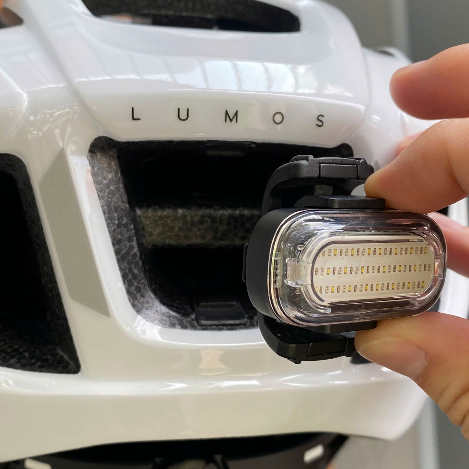 non bao hiem xe dap lumos ultra aero 1 1 Đèn xe đạp đa năng Lumos Firefly Mini - YCB.vn